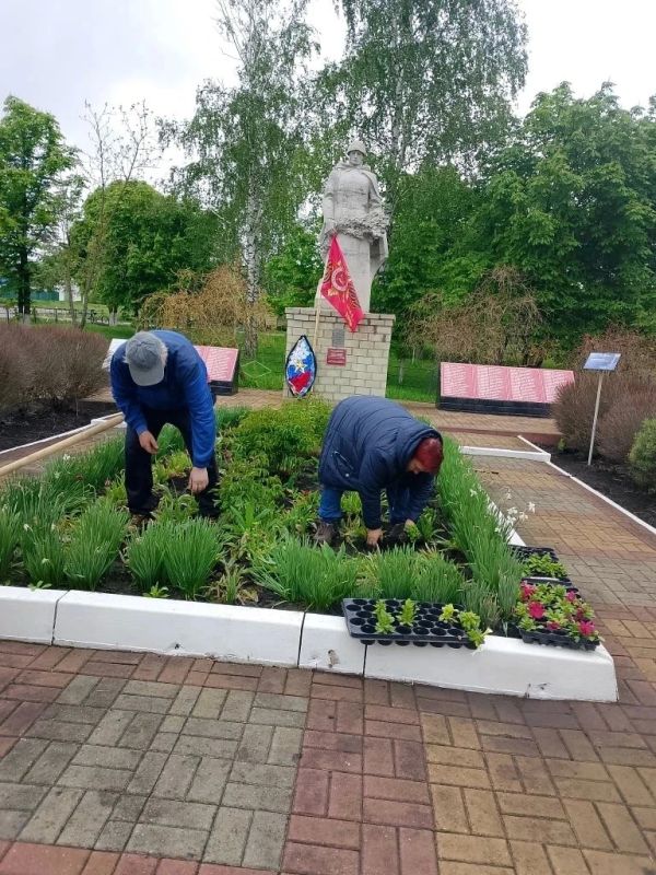 Благодаря труду сотрудников Краснояружского зеленстроя и специалистов территориальных отделов наши общественные пространства преображаются Благодаря труду сотрудников Краснояружского зеленстроя и специалистов территориальных отделов наши общественные пространства преображаются