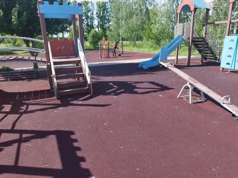В микрорайоне Северный начался ремонт детской площадки и укрытия В микрорайоне Северный начался ремонт детской площадки и укрытия