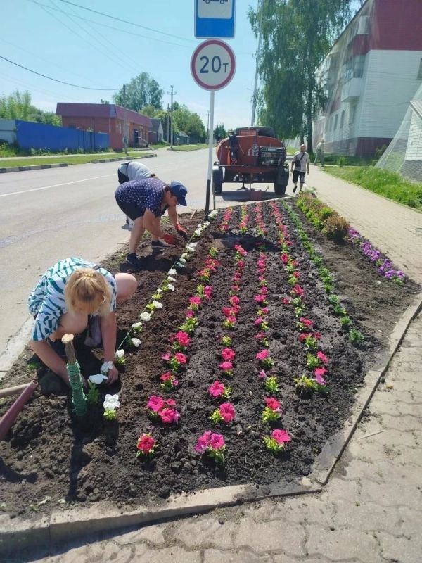 Благодаря труду сотрудников Краснояружского зеленстроя и специалистов территориальных отделов наши общественные пространства преображаются Благодаря труду сотрудников Краснояружского зеленстроя и специалистов территориальных отделов наши общественные пространства преображаются