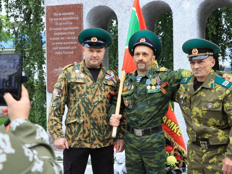 Сегодня, в День образования Пограничной службы Российской Федерации, в Сквере Памяти Чернянского муниципального округа состоялось торжественное мероприятие, посвященное этой знаменательной дате Сегодня, в День образования Пограничной службы Российской Федерации, в Сквере Памяти Чернянского муниципального округа состоялось торжественное мероприятие, посвященное этой знаменательной дате