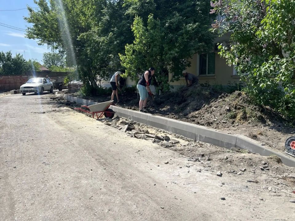 В Борисовке приступают к благоустройству дворовой территории МКД