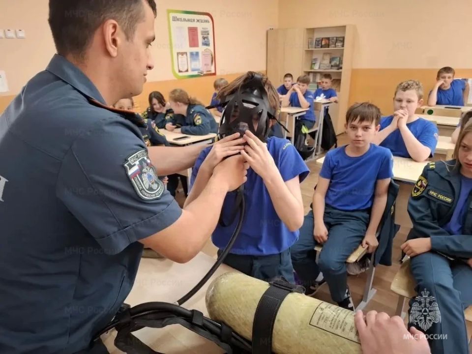 Сотрудники МЧС России рассказали кадетам, как не допустить пожаров и предотвратить беду Сотрудники МЧС России рассказали кадетам, как не допустить пожаров и предотвратить беду