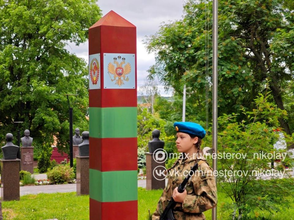 Николай Нестеров: По сложившейся традиции, в День пограничных войск мы собрались в парке Памяти и славы города Короча, чтобы отдать дань уважения нашим пограничникам, выразить глубокую благодарность и чувство гордости за...