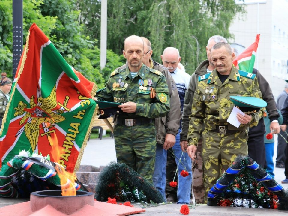 Сегодня, в День образования Пограничной службы Российской Федерации, в Сквере Памяти Чернянского муниципального округа состоялось торжественное мероприятие, посвященное этой знаменательной дате Сегодня, в День образования Пограничной службы Российской Федерации, в Сквере Памяти Чернянского муниципального округа состоялось торжественное мероприятие, посвященное этой знаменательной дате