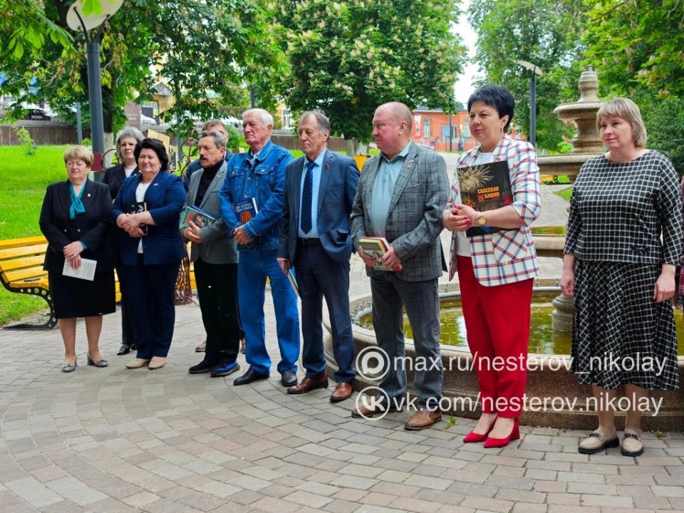 Николай Нестеров: В сквере Рощенко сегодня состоялась традиционная акция «Уличная библиотека», посвящённая Общероссийскому дню библиотек Николай Нестеров: В сквере Рощенко сегодня состоялась традиционная акция «Уличная библиотека», посвящённая Общероссийскому дню библиотек