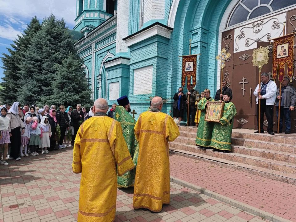 Дорогие ровенчане!. Сердечно поздравляем вас с праздником Святой Троицы! Этот день символизирует вечные ценности: веру, надежду и любовь Дорогие ровенчане!. Сердечно поздравляем вас с праздником Святой Троицы! Этот день символизирует вечные ценности: веру, надежду и любовь
