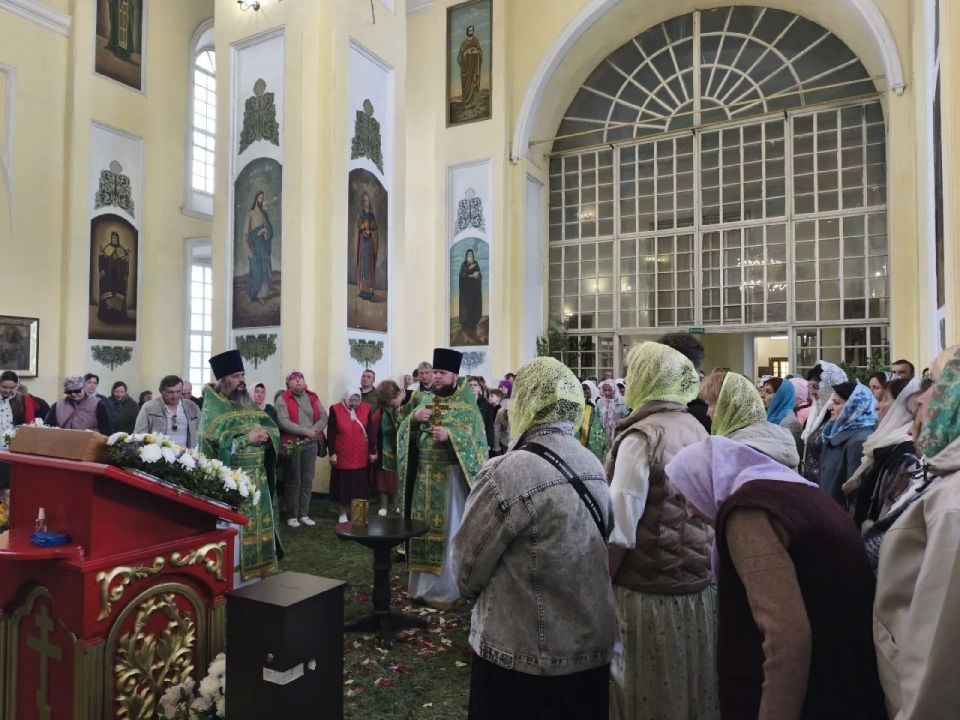 Дорогие ровенчане!. Сердечно поздравляем вас с праздником Святой Троицы! Этот день символизирует вечные ценности: веру, надежду и любовь Дорогие ровенчане!. Сердечно поздравляем вас с праздником Святой Троицы! Этот день символизирует вечные ценности: веру, надежду и любовь