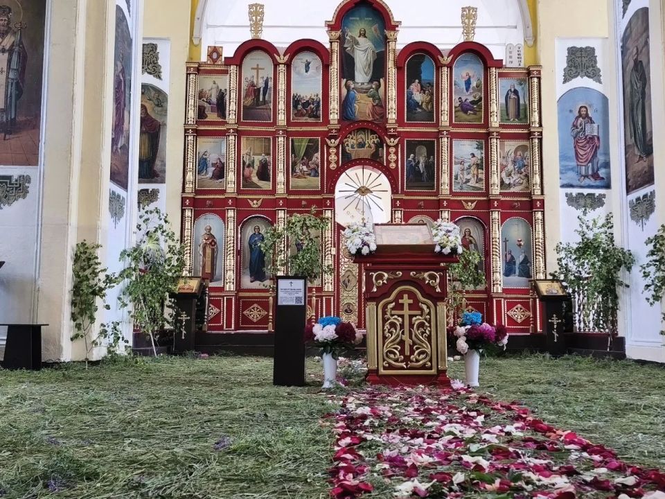 Дорогие ровенчане!. Сердечно поздравляем вас с праздником Святой Троицы! Этот день символизирует вечные ценности: веру, надежду и любовь Дорогие ровенчане!. Сердечно поздравляем вас с праздником Святой Троицы! Этот день символизирует вечные ценности: веру, надежду и любовь