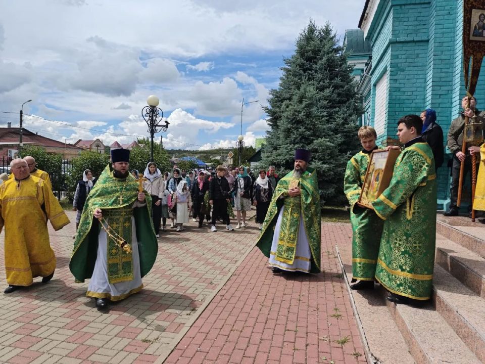 Дорогие ровенчане!. Сердечно поздравляем вас с праздником Святой Троицы! Этот день символизирует вечные ценности: веру, надежду и любовь Дорогие ровенчане!. Сердечно поздравляем вас с праздником Святой Троицы! Этот день символизирует вечные ценности: веру, надежду и любовь