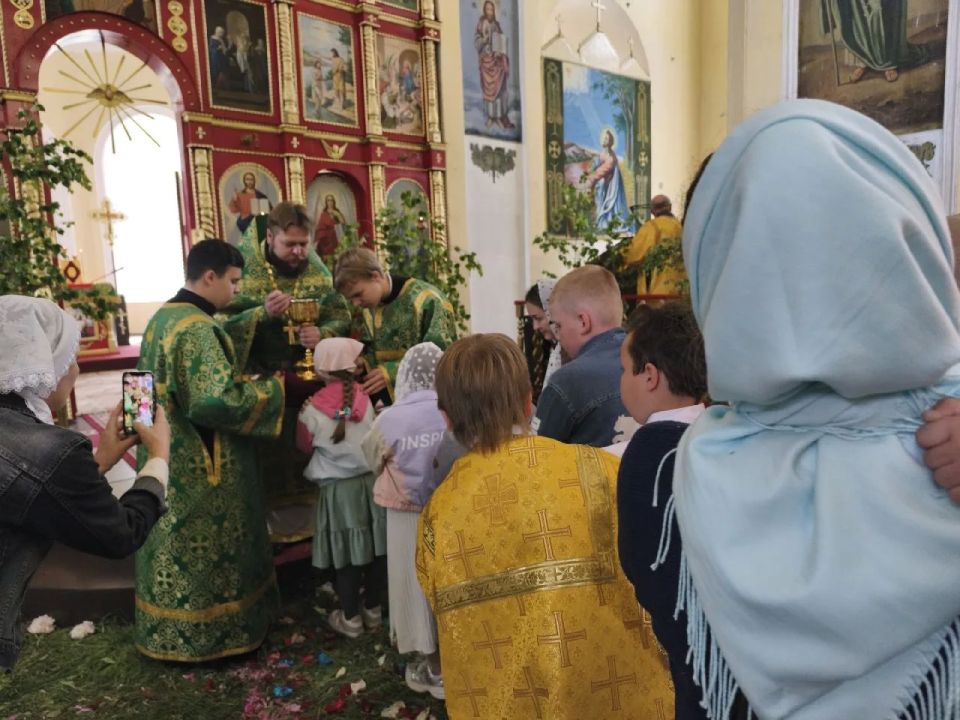 Дорогие ровенчане!. Сердечно поздравляем вас с праздником Святой Троицы! Этот день символизирует вечные ценности: веру, надежду и любовь Дорогие ровенчане!. Сердечно поздравляем вас с праздником Святой Троицы! Этот день символизирует вечные ценности: веру, надежду и любовь
