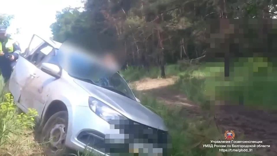 Водитель легковушки пострадал, наехав на насыпь возле дороги