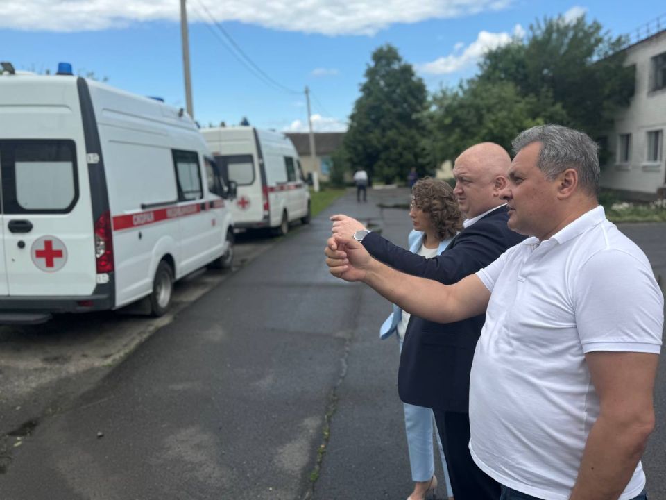 Андрей Иконников: Вместе с главным врачом Старооскольской окружной больницы Светланой Алексеевной выехали в Шаталовку: там расположено здание участковой больницы Андрей Иконников: Вместе с главным врачом Старооскольской окружной больницы Светланой Алексеевной выехали в Шаталовку: там расположено здание участковой больницы