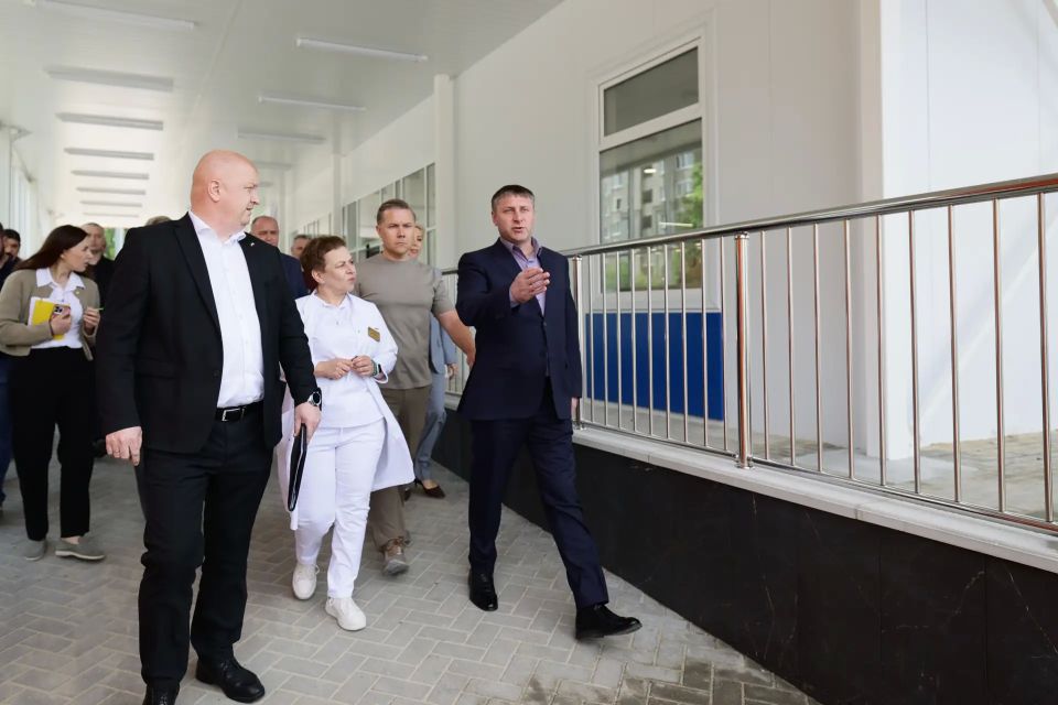 Александр Шуваев: Вместе с министром здравоохранения региона Андреем Иконниковым и главврачом детской областной клинической больницы Ириной Кизиловой проверили ход строительства модульного приёмного отделения в Белгороде.... Александр Шуваев: Вместе с министром здравоохранения региона Андреем Иконниковым и главврачом детской областной клинической больницы Ириной Кизиловой проверили ход строительства модульного приёмного отделения в Белгороде....