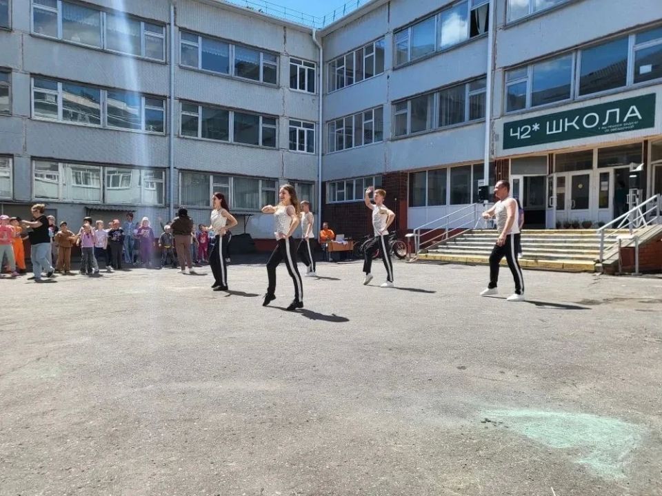 Сегодня артисты Белгородской государственной филармонии побывали в школе № 42 города Белгорода Сегодня артисты Белгородской государственной филармонии побывали в школе № 42 города Белгорода