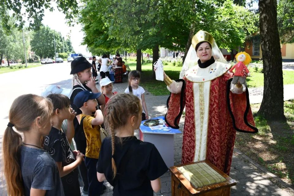 Олег Медведев: 6 июня, вся страна отмечает Пушкинский день – День русского языка! И, конечно, наши учреждения культуры не остались в стороне, подарив всем юным жителям города замечательный праздник родного слова! Олег Медведев: 6 июня, вся страна отмечает Пушкинский день – День русского языка! И, конечно, наши учреждения культуры не остались в стороне, подарив всем юным жителям города замечательный праздник родного слова!