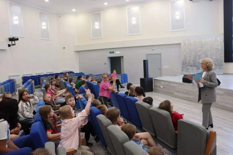 Олег Медведев: 6 июня, вся страна отмечает Пушкинский день – День русского языка! И, конечно, наши учреждения культуры не остались в стороне, подарив всем юным жителям города замечательный праздник родного слова! Олег Медведев: 6 июня, вся страна отмечает Пушкинский день – День русского языка! И, конечно, наши учреждения культуры не остались в стороне, подарив всем юным жителям города замечательный праздник родного слова!