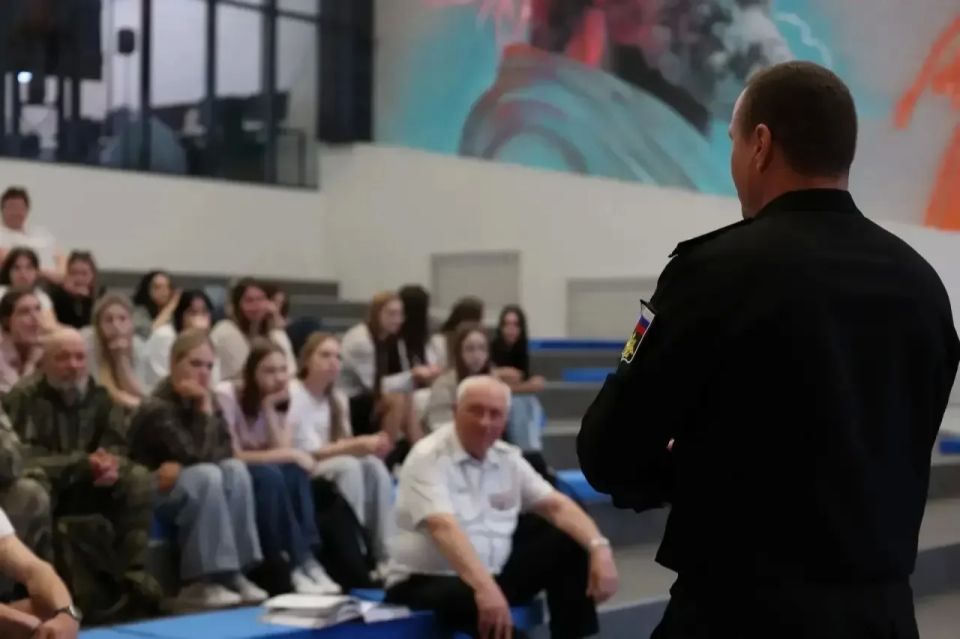 Олег Медведев: В Школе креативных индустрий города Строителя состоялась встреча с человеком, которым по праву гордится Яковлевский округ, нашим земляком, посвятившим свою жизнь служению Отечеству и Военно-Морскому Флоту...