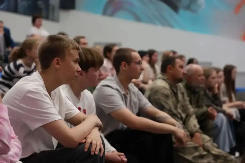 Олег Медведев: В Школе креативных индустрий города Строителя состоялась встреча с человеком, которым по праву гордится Яковлевский округ, нашим земляком, посвятившим свою жизнь служению Отечеству и Военно-Морскому Флоту... Олег Медведев: В Школе креативных индустрий города Строителя состоялась встреча с человеком, которым по праву гордится Яковлевский округ, нашим земляком, посвятившим свою жизнь служению Отечеству и Военно-Морскому Флоту...