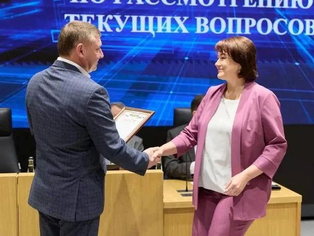 Александр Шуваев наградил глав муниципалитетов с лучшими показателями за 2025 год Александр Шуваев наградил глав муниципалитетов с лучшими показателями за 2025 год