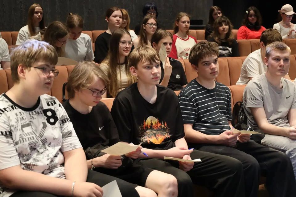Ребята из лагерей белгородских школ № 3, № 45 и № 46 начали день в музее-диораме, приняв участие в интерактивной игре «Голоса Победы» Ребята из лагерей белгородских школ № 3, № 45 и № 46 начали день в музее-диораме, приняв участие в интерактивной игре «Голоса Победы»