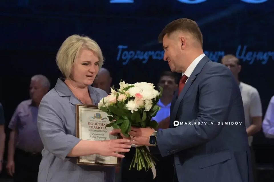 Валентин Демидов: Вчера мы чествовали самых отзывчивых, добрых и верных своему делу горожан — социальных работников Валентин Демидов: Вчера мы чествовали самых отзывчивых, добрых и верных своему делу горожан — социальных работников