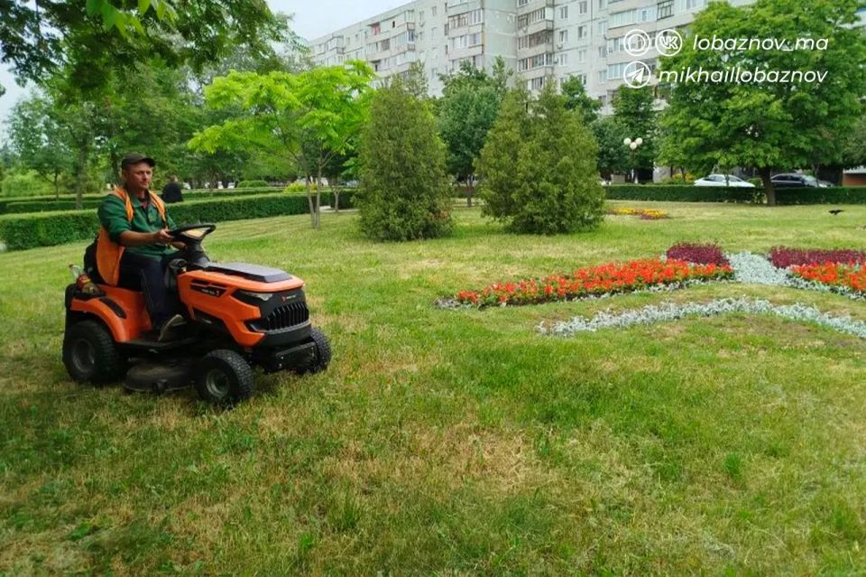 Михаил Лобазнов: Ежедневно сотрудники «Зеленстроя» проводят масштабную уборку городских территорий, создавая комфортную среду для жителей и гостей города Михаил Лобазнов: Ежедневно сотрудники «Зеленстроя» проводят масштабную уборку городских территорий, создавая комфортную среду для жителей и гостей города