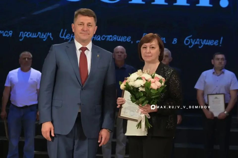 Валентин Демидов: Вчера мы чествовали самых отзывчивых, добрых и верных своему делу горожан — социальных работников Валентин Демидов: Вчера мы чествовали самых отзывчивых, добрых и верных своему делу горожан — социальных работников