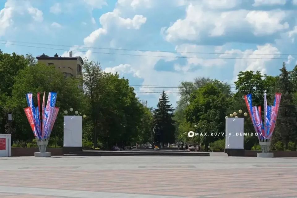 Белгород оформляют к празднованию Дня России Белгород оформляют к празднованию Дня России