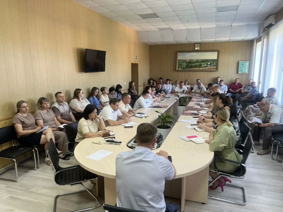 Владимир Переверзев: Продолжая рассмотрение актуальных вопросов, поднятых на совещании неделей ранее, участники встречи в администрации округа обсудили текущую ситуацию в территориях