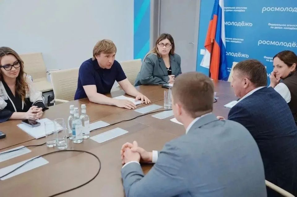 Александр Шуваев встретился с руководителем Федерального агентства по делам молодёжи Григорием Гуровым Александр Шуваев встретился с руководителем Федерального агентства по делам молодёжи Григорием Гуровым
