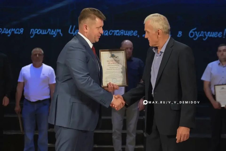Валентин Демидов: Вчера мы чествовали самых отзывчивых, добрых и верных своему делу горожан — социальных работников Валентин Демидов: Вчера мы чествовали самых отзывчивых, добрых и верных своему делу горожан — социальных работников
