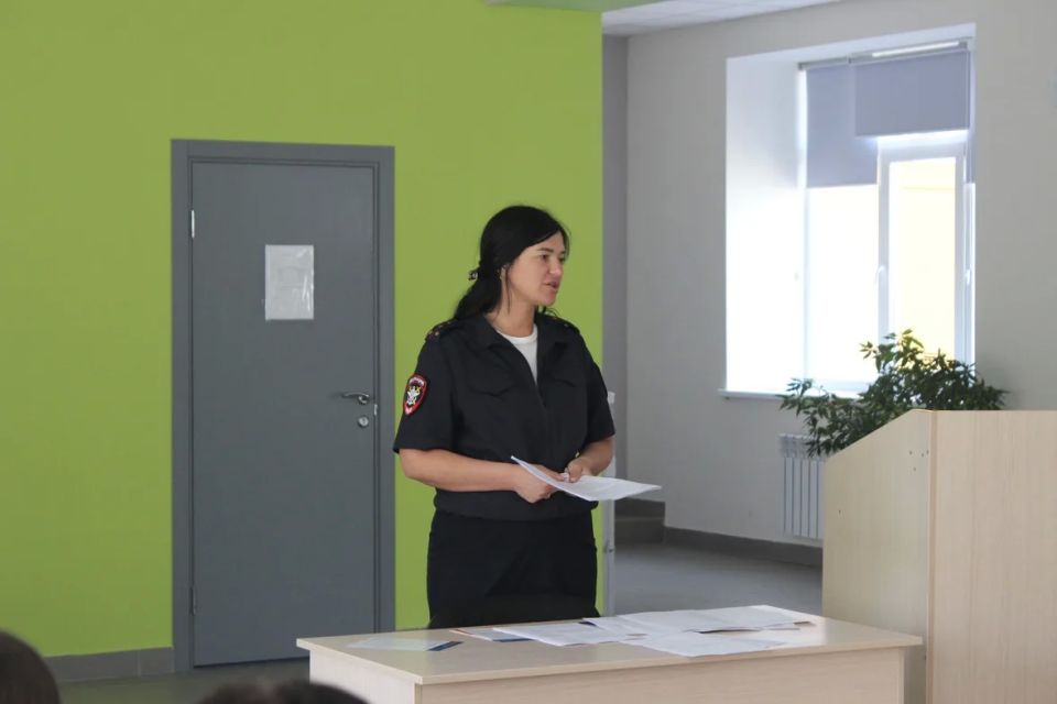 Белгородские транспортные полицейские побеседовали с учащимися колледжа об угрозах в интернете Белгородские транспортные полицейские побеседовали с учащимися колледжа об угрозах в интернете