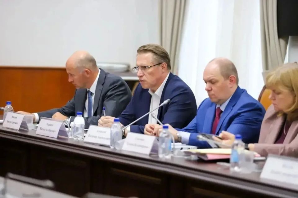 На встрече врио губернатора Белгородской области Александра Шуваева с министром здравоохранения РФ Михаилом Мурашко были обсуждены ключевые вопросы, касающиеся медицины региона На встрече врио губернатора Белгородской области Александра Шуваева с министром здравоохранения РФ Михаилом Мурашко были обсуждены ключевые вопросы, касающиеся медицины региона