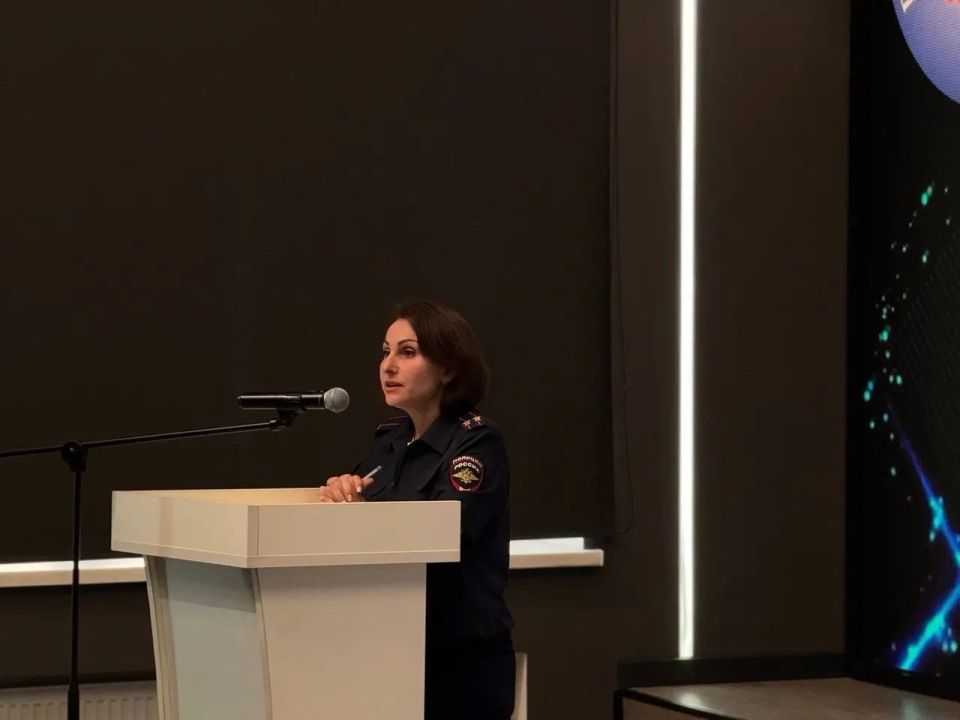 Сотрудники УМВД России по Белгородской области приняли участие в родительском собрании по вопросам безопасности несовершеннолетних Сотрудники УМВД России по Белгородской области приняли участие в родительском собрании по вопросам безопасности несовершеннолетних