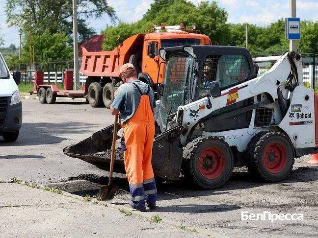На дорогах Белгорода с начала года залатали ямы на площади более 30 «квадратов» На дорогах Белгорода с начала года залатали ямы на площади более 30 «квадратов»