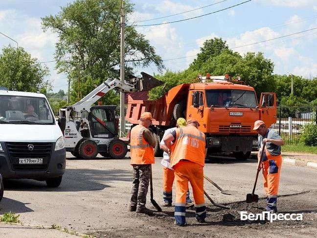 На дорогах Белгорода с начала года залатали ямы на площади более 30 «квадратов» На дорогах Белгорода с начала года залатали ямы на площади более 30 «квадратов»