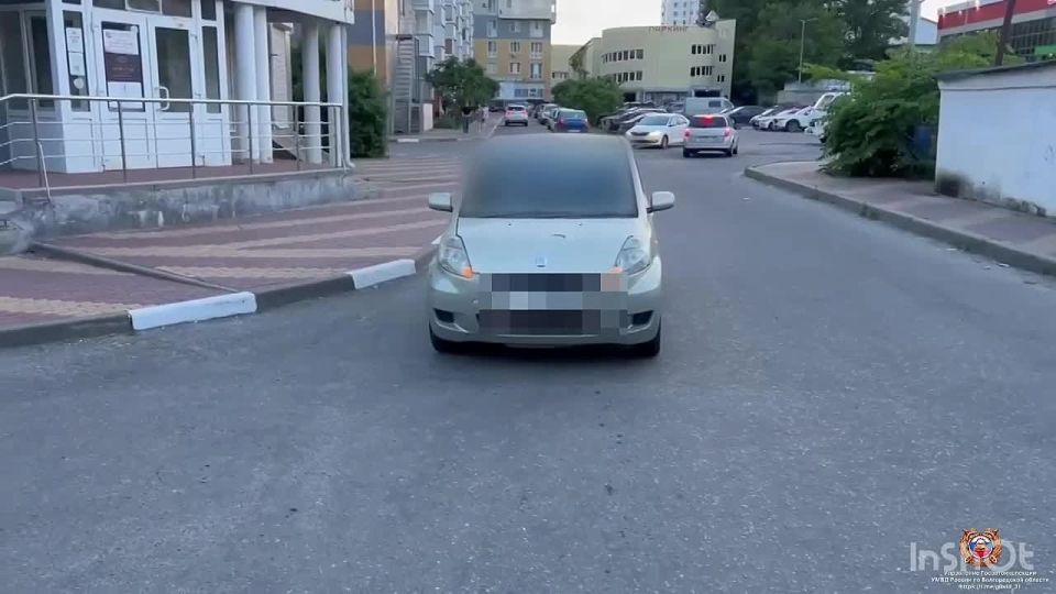 #СВОДКА_ДТП. По предварительным данным, вчера около 16 часов 55 минут в дворовой территории в районе д.4 кор 3 на ул. Шаландина г. Белгород 33-летняя женщина, управляя автомобилем «Тойота Пассо», нарушила очередность проезда...