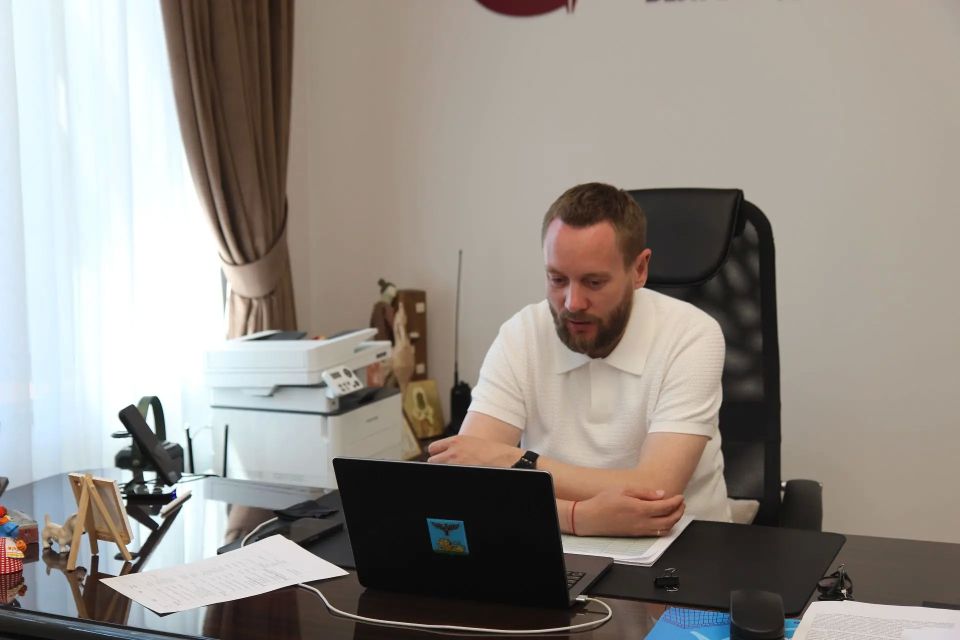 Провёл рабочее совещание в формате ВКС по вопросам работы проектных офисов Президентского фонда культурных инициатив на местах
