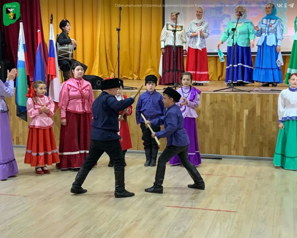 В Весёлолопанском сельском Доме культуры разливалась по-настоящему праздничная и душевная атмосфера В Весёлолопанском сельском Доме культуры разливалась по-настоящему праздничная и душевная атмосфера