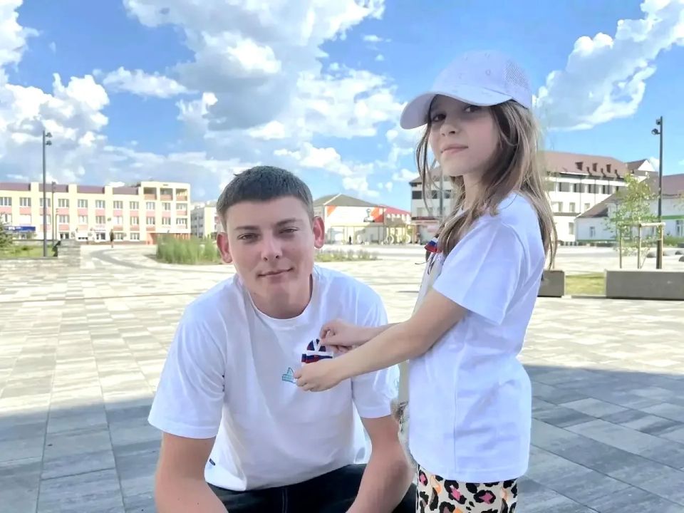 Андрей Миськов: Накануне главного государственного праздника - Дня России - обучающиеся Дома детского творчества провели трогательную и очень важную акцию «Триколор в сердце каждого»! Андрей Миськов: Накануне главного государственного праздника - Дня России - обучающиеся Дома детского творчества провели трогательную и очень важную акцию «Триколор в сердце каждого»!