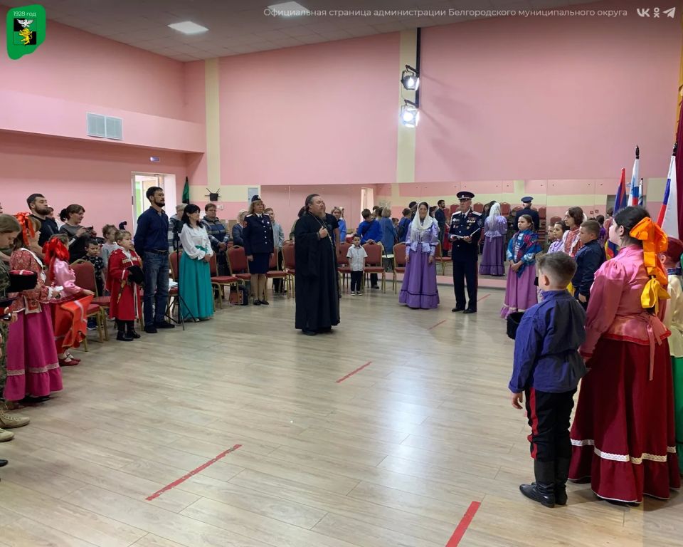В Весёлолопанском сельском Доме культуры разливалась по-настоящему праздничная и душевная атмосфера В Весёлолопанском сельском Доме культуры разливалась по-настоящему праздничная и душевная атмосфера