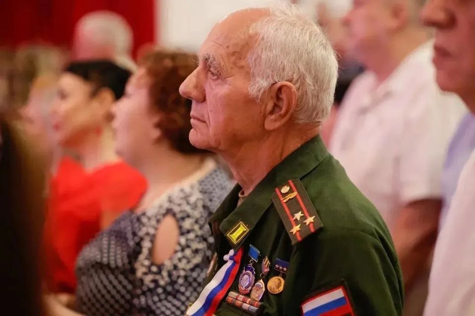 В преддверии Дня России Александр Шуваев вручил государственные награды отважным белгородцам В преддверии Дня России Александр Шуваев вручил государственные награды отважным белгородцам