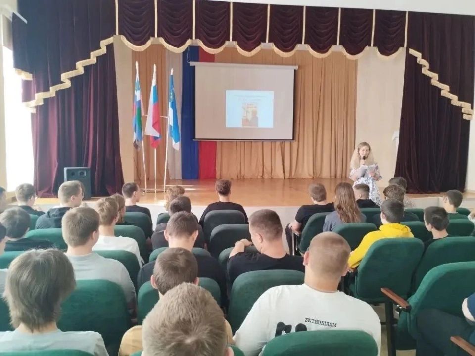 В Белгородском машиностроительном техникуме состоялись тематические занятия «Разговоры о важном», приуроченные к 70-летию Дня строителя В Белгородском машиностроительном техникуме состоялись тематические занятия «Разговоры о важном», приуроченные к 70-летию Дня строителя