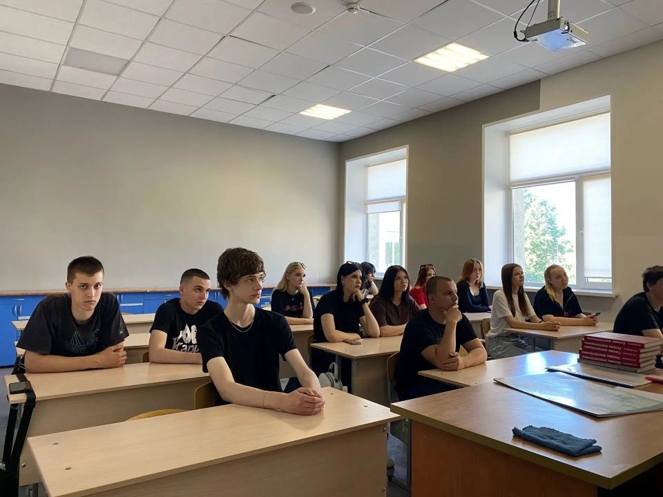 В Белгородском машиностроительном техникуме состоялись тематические занятия «Разговоры о важном», приуроченные к 70-летию Дня строителя В Белгородском машиностроительном техникуме состоялись тематические занятия «Разговоры о важном», приуроченные к 70-летию Дня строителя
