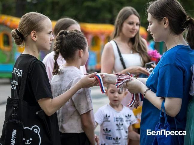 преддверии Дня России белгородцам раздали ленточки с триколором преддверии Дня России белгородцам раздали ленточки с триколором
