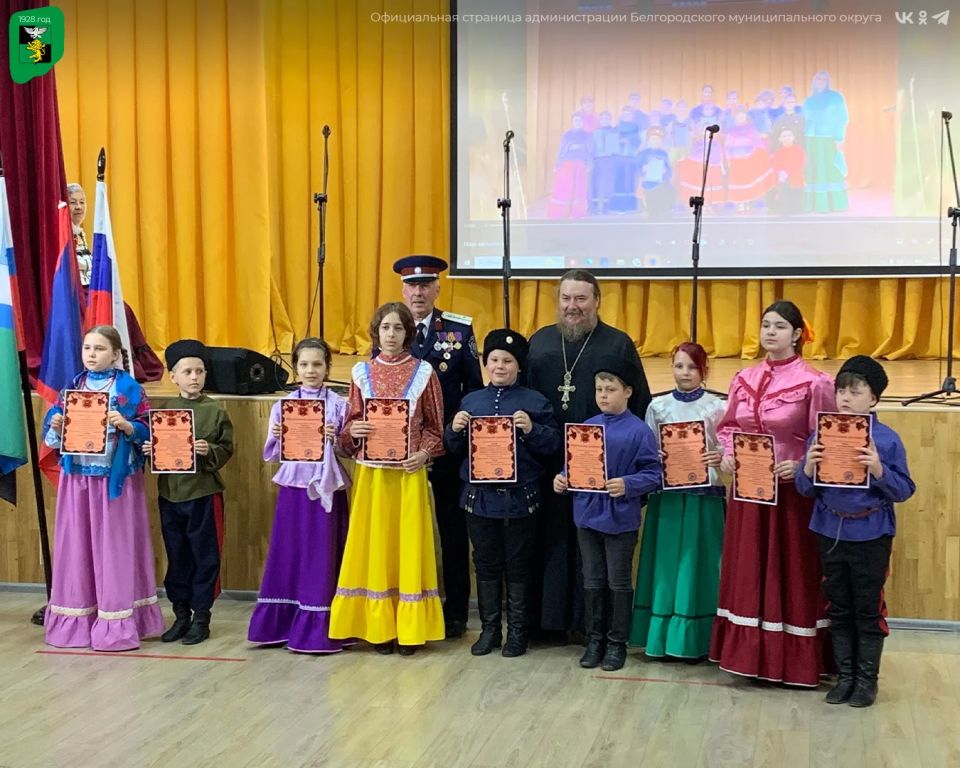 В Весёлолопанском сельском Доме культуры разливалась по-настоящему праздничная и душевная атмосфера В Весёлолопанском сельском Доме культуры разливалась по-настоящему праздничная и душевная атмосфера