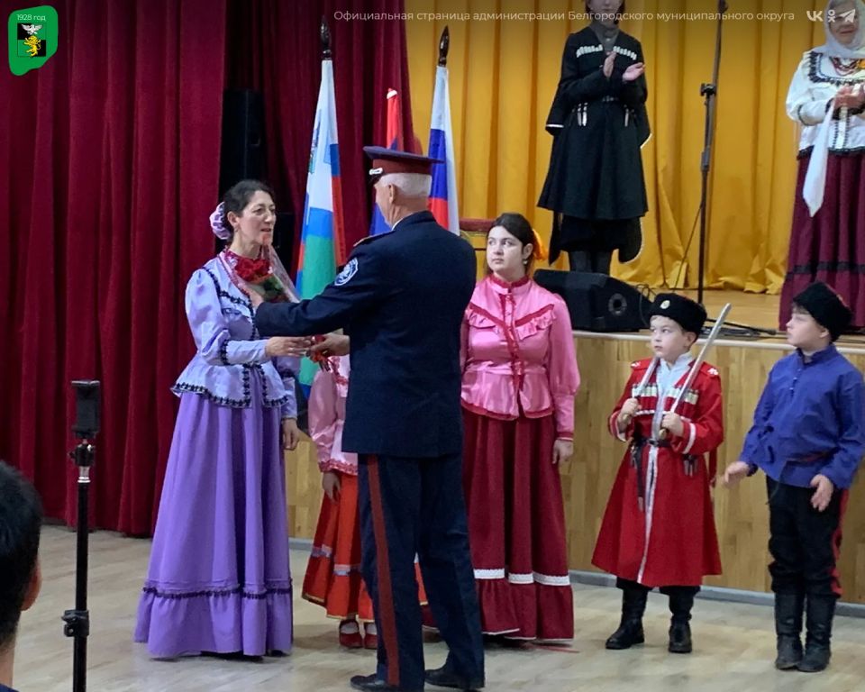 В Весёлолопанском сельском Доме культуры разливалась по-настоящему праздничная и душевная атмосфера В Весёлолопанском сельском Доме культуры разливалась по-настоящему праздничная и душевная атмосфера