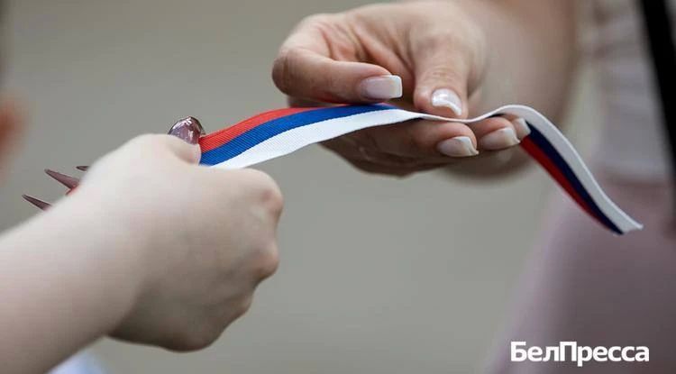 преддверии Дня России белгородцам раздали ленточки с триколором преддверии Дня России белгородцам раздали ленточки с триколором