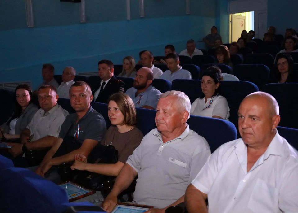 Лучшие по профессии: в Грайвороне обновили Доску почёта ко Дню России Лучшие по профессии: в Грайвороне обновили Доску почёта ко Дню России
