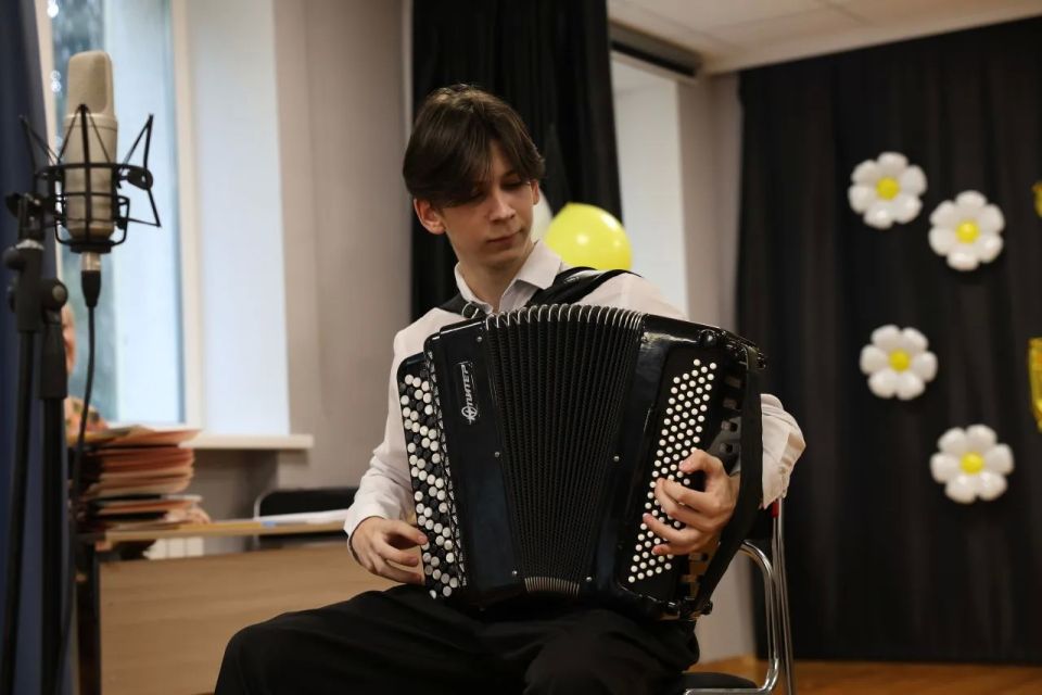 Олег Медведев: 9 июня в стенах Детской школы искусств города Строителя состоялся один из самых трогательных и значимых праздников — выпускной вечер Олег Медведев: 9 июня в стенах Детской школы искусств города Строителя состоялся один из самых трогательных и значимых праздников — выпускной вечер
